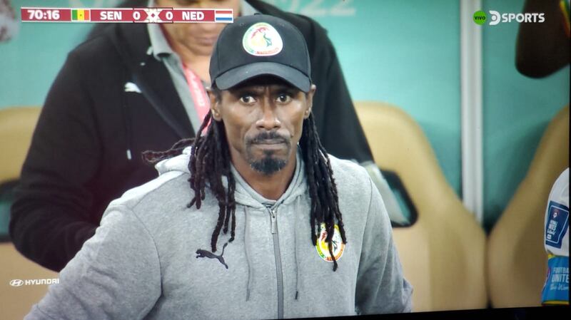 La forma de vestir y apariencia del DT de Senegal ha llamado la atención del mundo fútbol en el Mundial de Qatar.