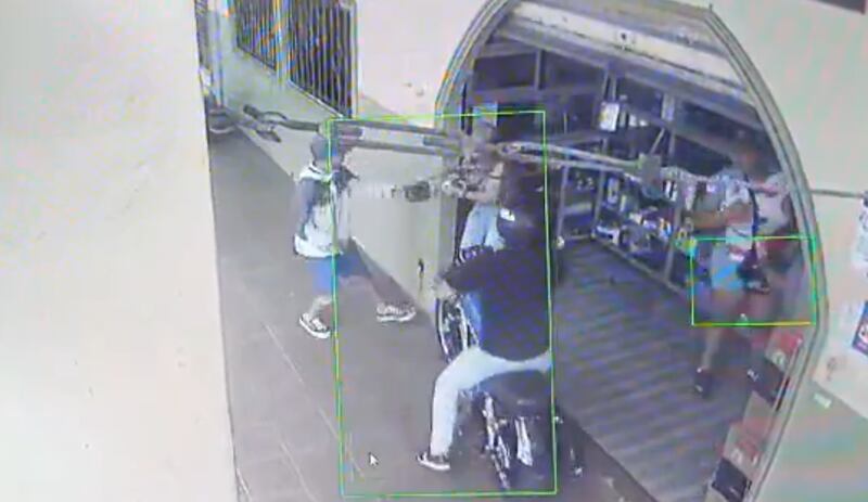 Cámara captó el momento en que delincuentes asaltaron y dispararon a una mujer en Guayaquil