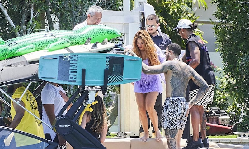 Shakira y Lewis Hamilton paseando en yate por Miami