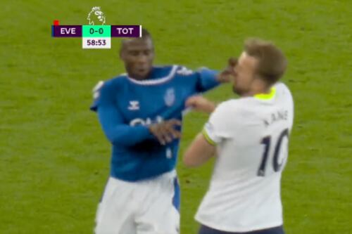 (VIDEO) ¡Se calentó el partido! Harry Kane recibió un fuerte golpe al rostro en el Everton vs Tottenham
