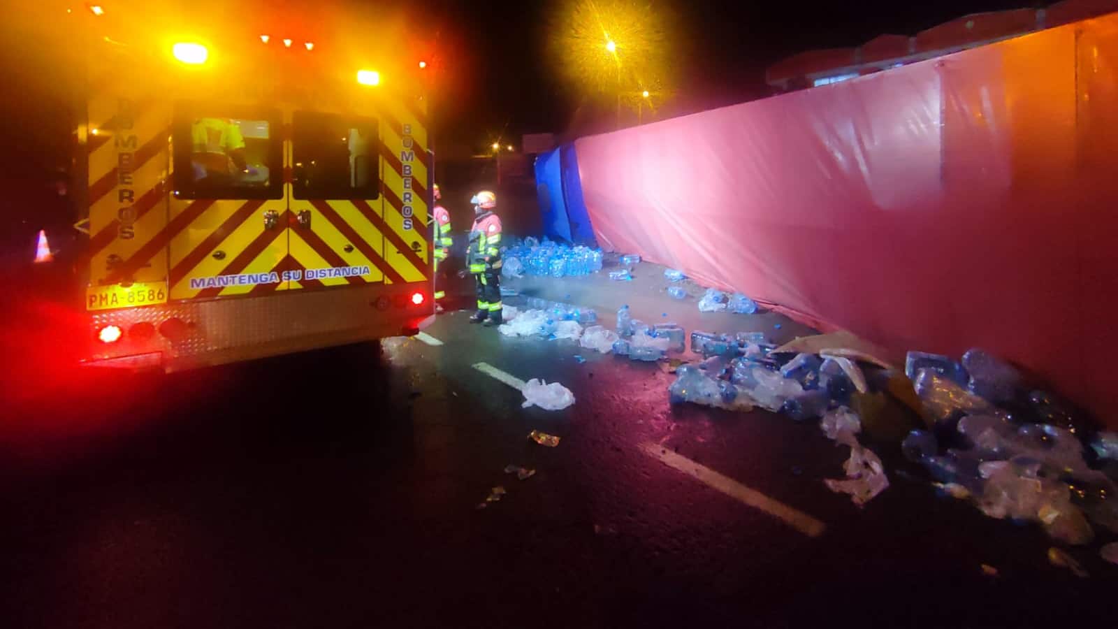 Volcamiento de tráiler en la Autopista General Rumiñahui deja cinco heridos