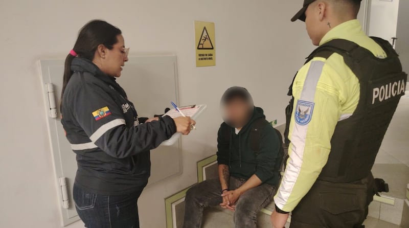Sancionan a dos personas que ingresaron en estado etílico al Metro de Quito: una fue aprehendida por agredir a policías. Fotos: AMC