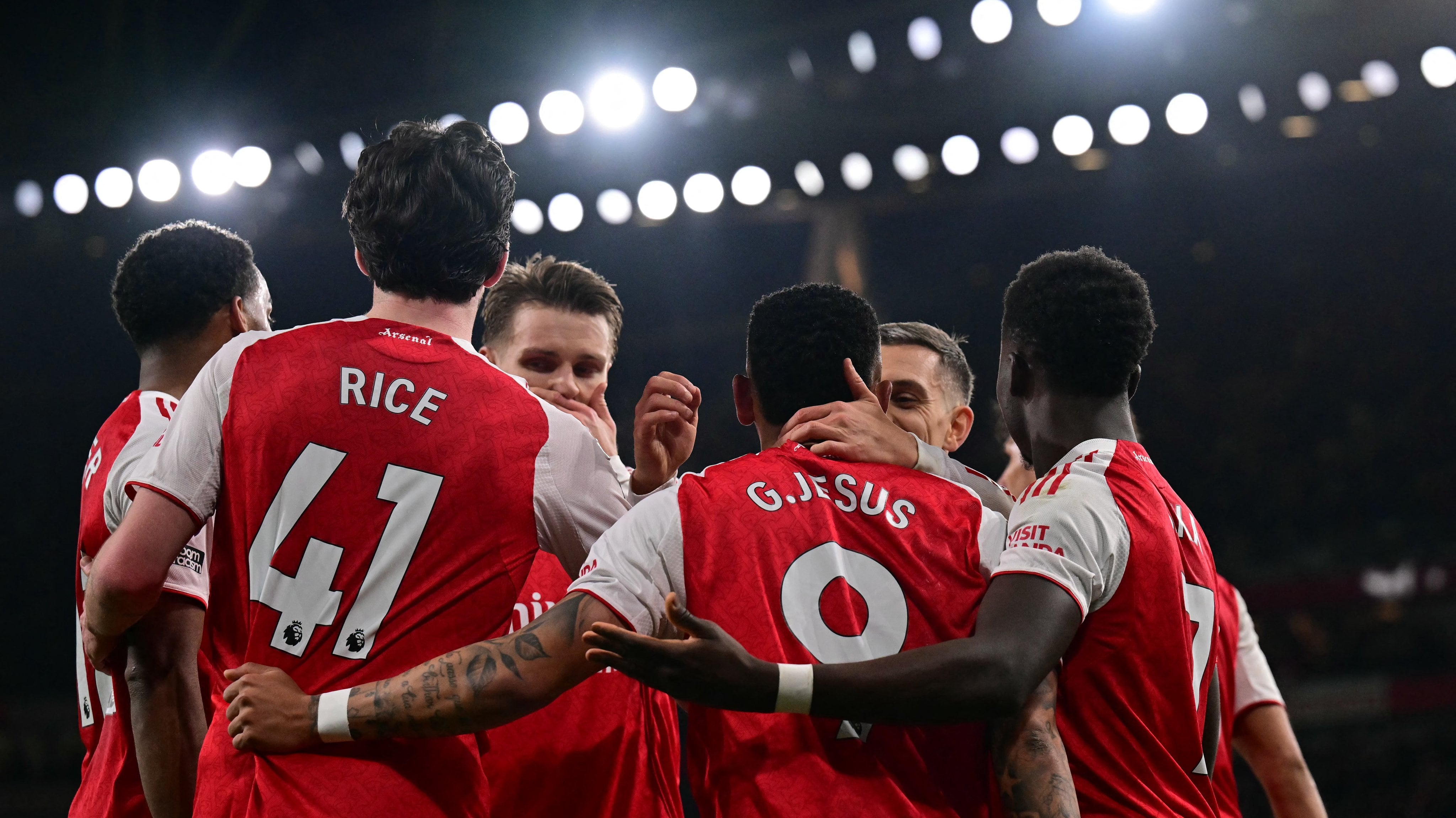 Arsenal festeja su gol ante los Wolves