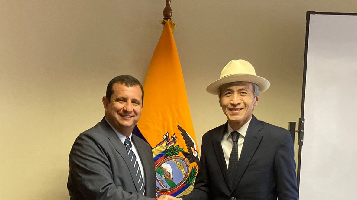 El Prefect de Manabí, Ec. Leonardo Orlando, junto al Embajador de Japón, Morishita Keiichiro.