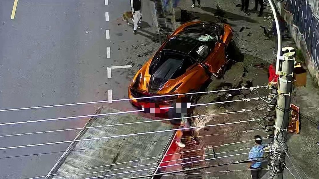 Así quedó el auto deportivo que se chocó en el sector Jipijapa, norte de Quito - Fuente: ECU 911