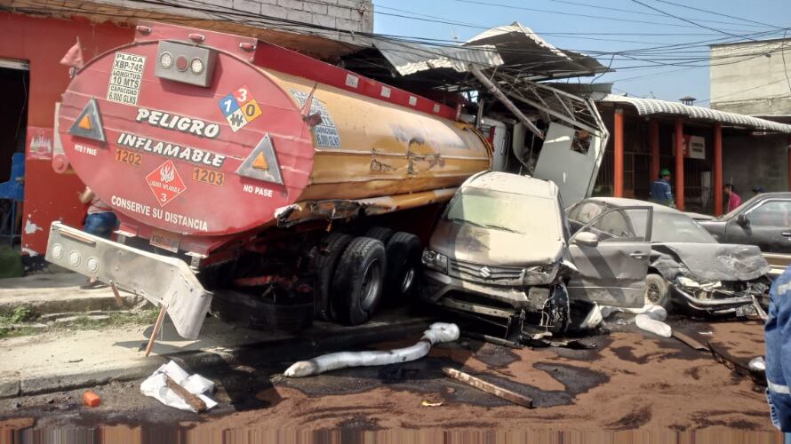 Tanquero con combustible se impactó contra una vivienda