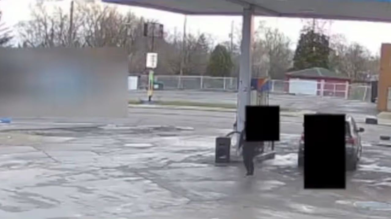 Empleado de gasolinera salva a niña de un secuestro después de que ella hiciera un gesto pidiendo ayuda.