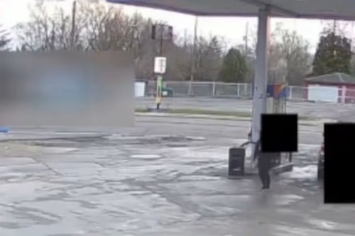 Empleado de gasolinera salva a niña de un secuestro después de que ella hiciera un gesto pidiendo ayuda