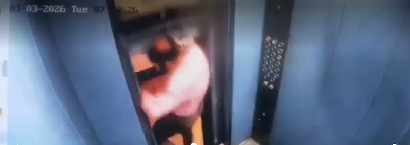 VIDEO: Hombre se salva de milagro tras intentar bajar de un ascensor en movimiento