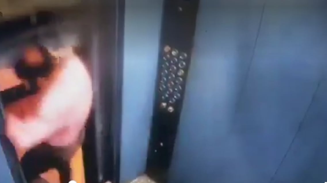 VIDEO: Hombre se salva de milagro tras intentar bajar de un ascensor en movimiento