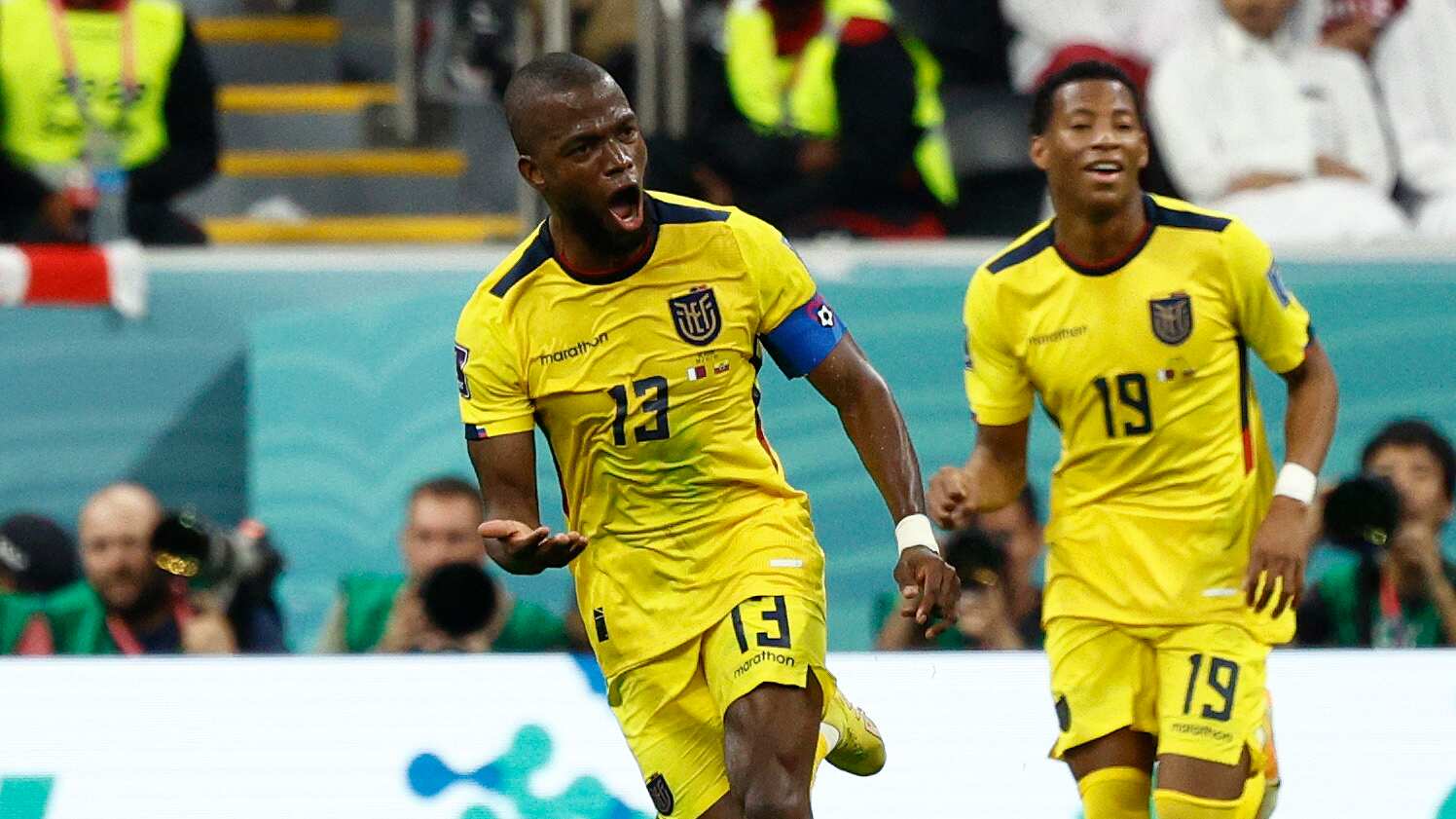 -FOTODELDÍA- GR7031. AL KHOR (CATAR), 20/11/2022.- Énner Valencia (i) de Ecuador celebra un gol hoy, en un partido de la fase de grupos del Mundial de Fútbol Qatar 2022 entre Catar y Ecuador en el estadio Al Bait en Al Khor (Catar). EFE/ Rodrigo Jiménez