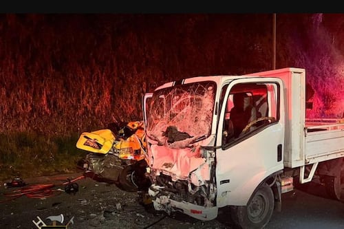 Una persona falleció en trágico accidente entre camión y taxi en la curva de Santa Rosa, Quito