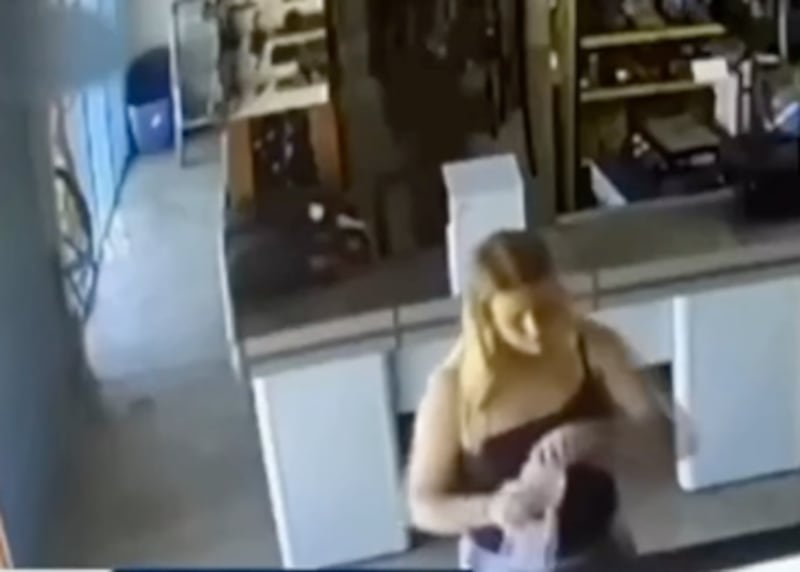 La joven fue atacada en su lugar de trabajo tras un episodio de celos que terminó en tragedia en Brasil