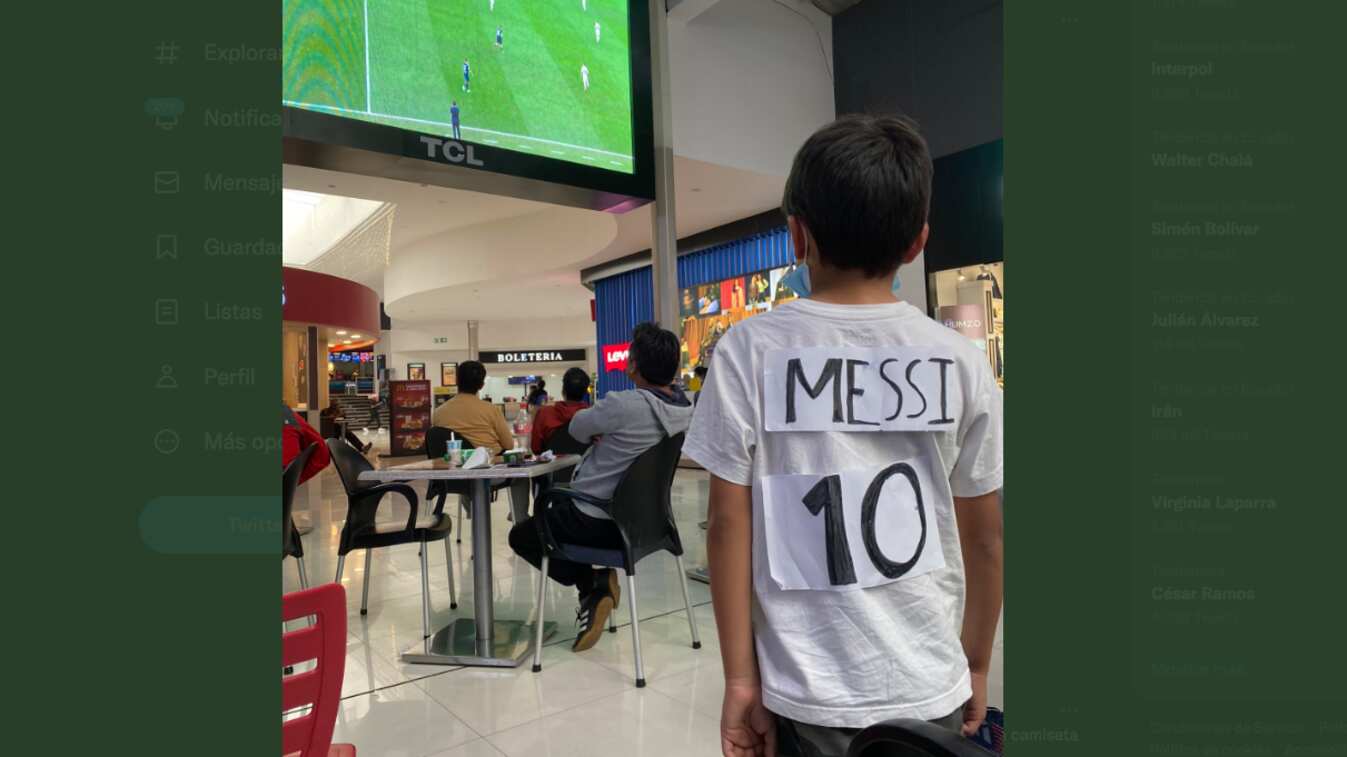 Un niño cuencano se volvió viral en las redes por usar una camiseta de papel de Messi