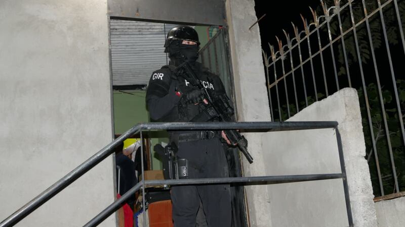 Golpe a Los Lobos y Los Choneros en Quito: 33 detenidos, armas y drogas incautadas en el Comité, La Bota y El Mirador. Foto: Policía Nacional
