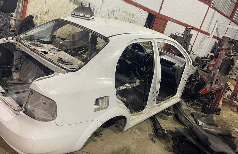 Autos robados eran desmantelados en taller mecánico en el sur de Quito