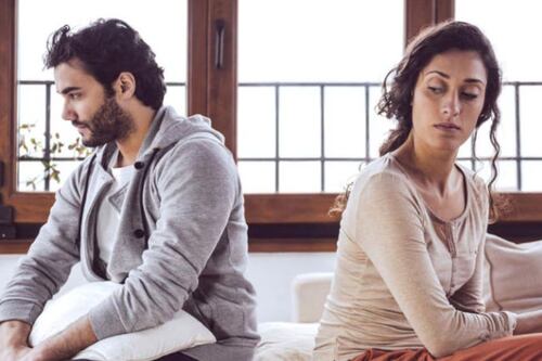 ¿Qué implica cuando tu pareja convive contigo pero no muestra interés en casarse?