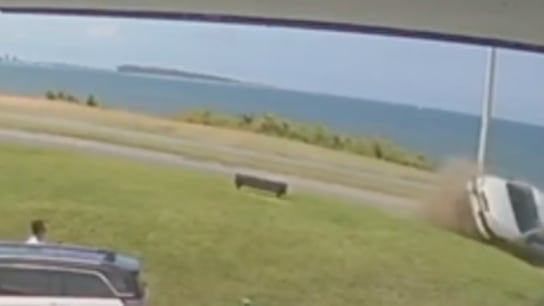 Hombre de 78 años fallece tras ser atropellado por un vehículo fuera de control - Fuente: Video de X