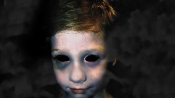 Embalsamó a un niño de familia satánica.