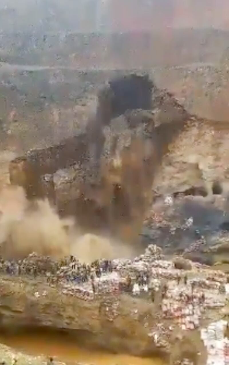 Momento del colapso en la mina artesanal de Kawama captado en video.