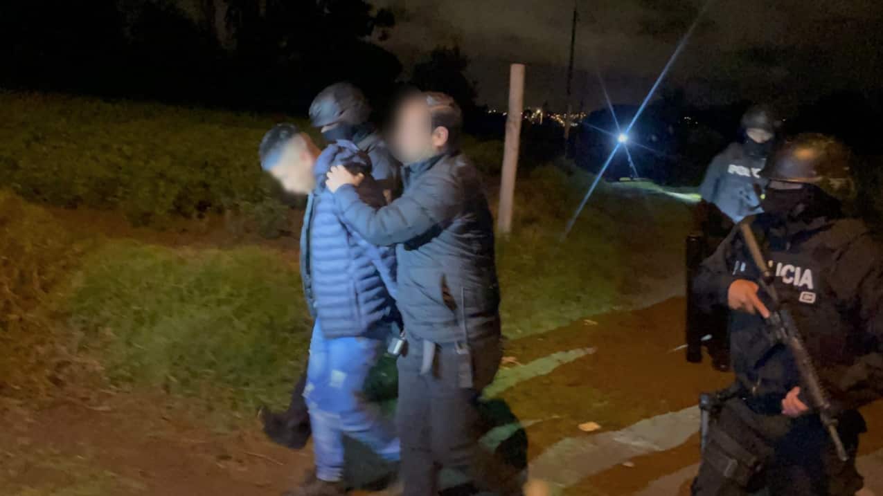 Arma blanca, prendas y un video entre los indicios hallados tras crimen en el sur de Quito
