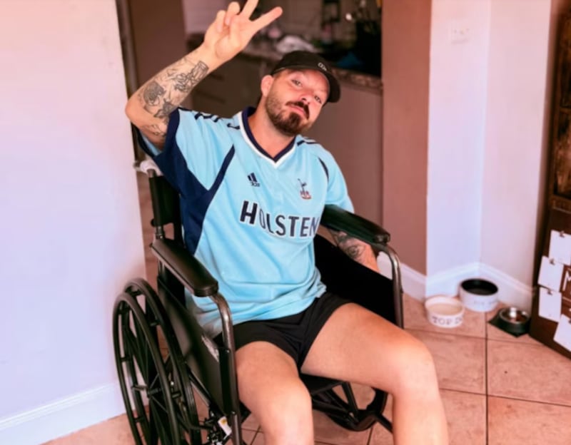 Pensó que el estrés era la causa de su pérdida de audición, pero terminó diagnosticado con una rara enfermedad  - Fuente: Foto de la web
