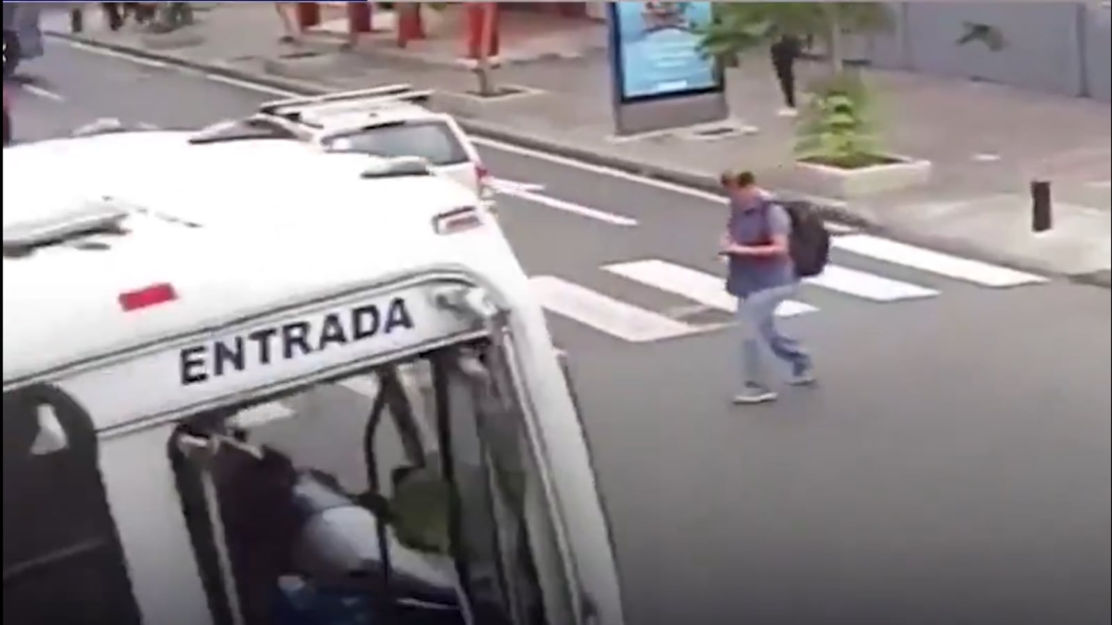 Peatón muere atropellado por un bus tras detenerse en la vía para usar ...