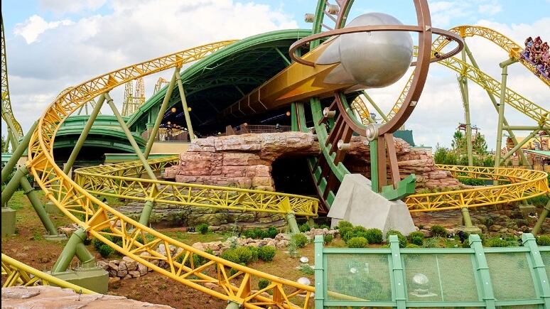 Muere hombre tras montar montaña rusa