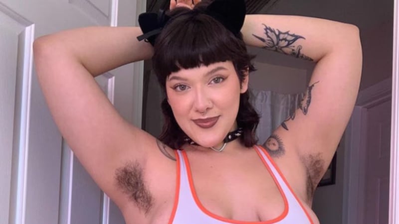 Joven gana USD 20.000 al mes vendiendo fotos de sus axilas sin depilar