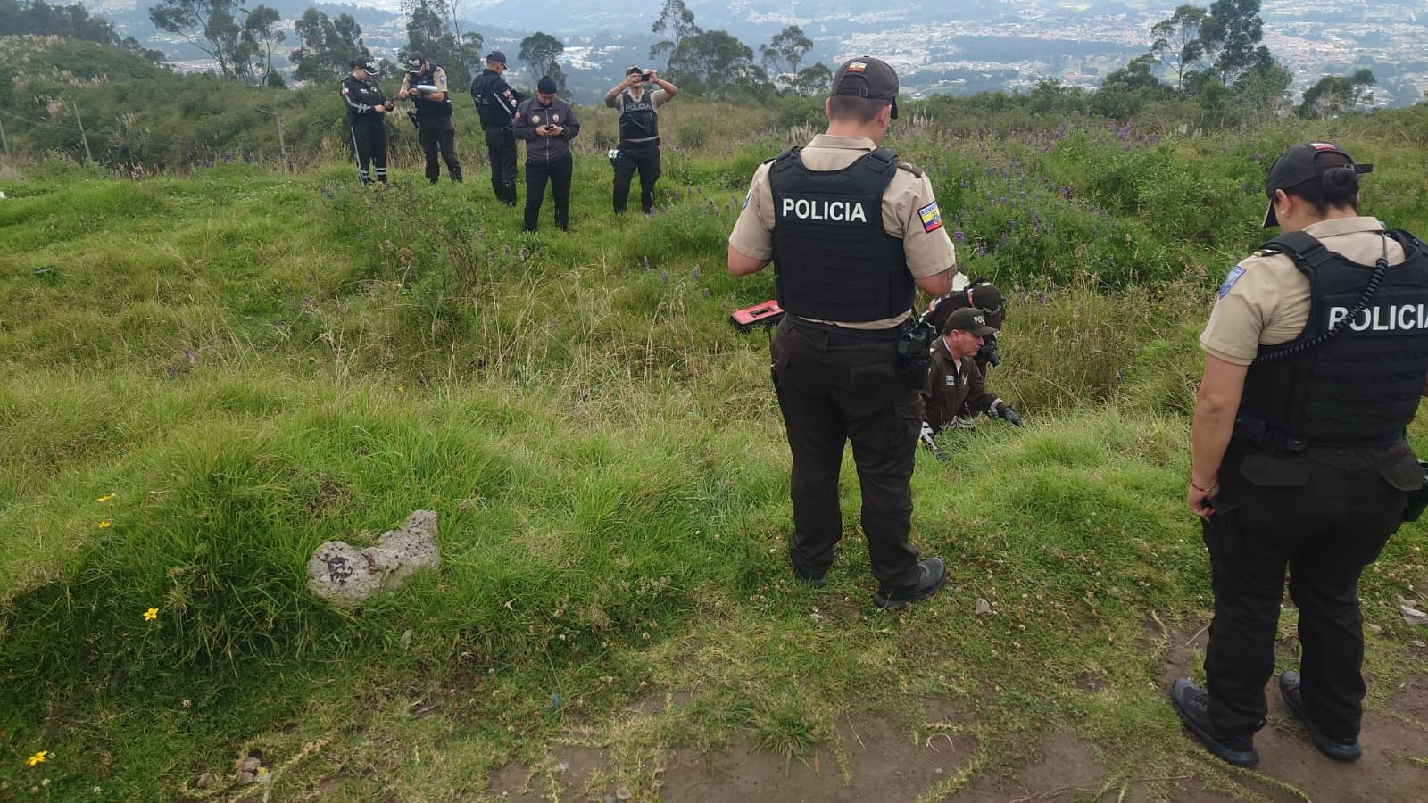 Hallan cuerpo con signos de violencia en la Av. Simón Bolívar, sur de Quito