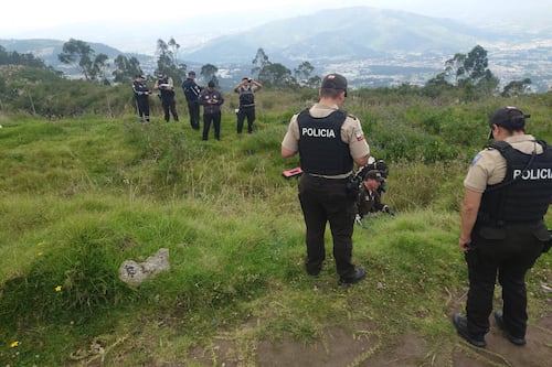 Hallan cuerpo con signos de violencia en la Av. Simón Bolívar, sur de Quito