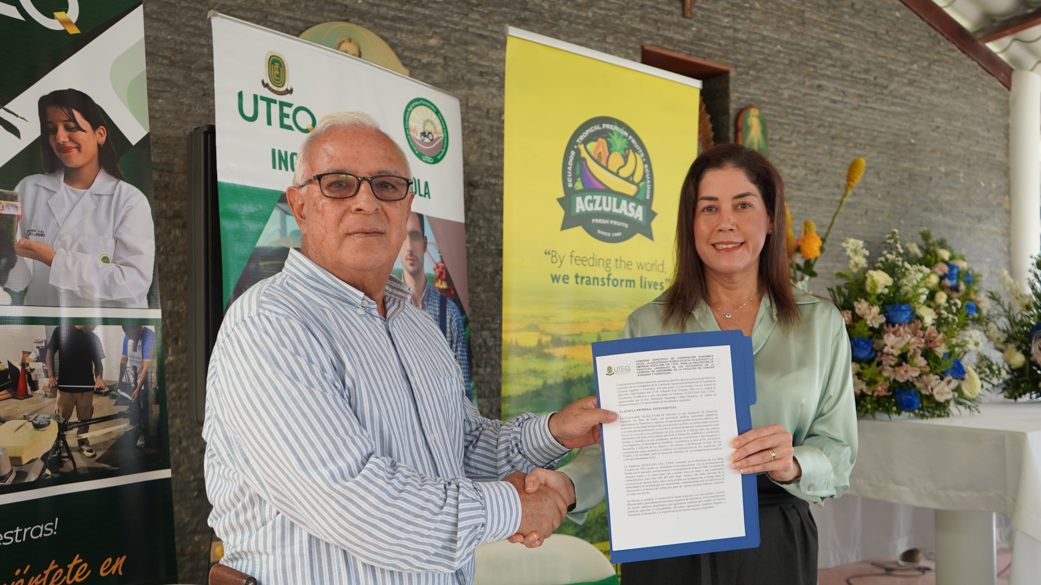 La empresa mejora el acceso a salud para trabajadores y firma alianza con la UTEQ para atraer talento al sector agrícola