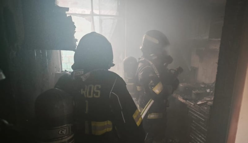 Incendio en departamento del sur de Quito deja dos adultos mayores heridos. Imagen: Bomberos Quito