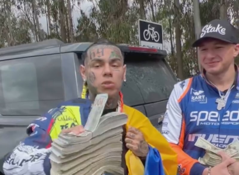 Tekashi 6ix9ine vino a un evento de automovilismo.