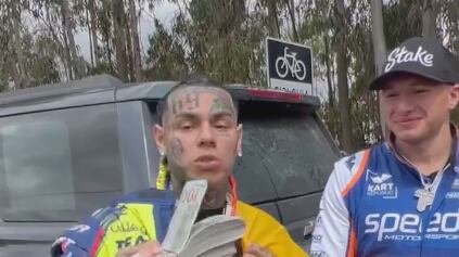 Tekashi 6ix9ine vino a un evento de automovilismo.