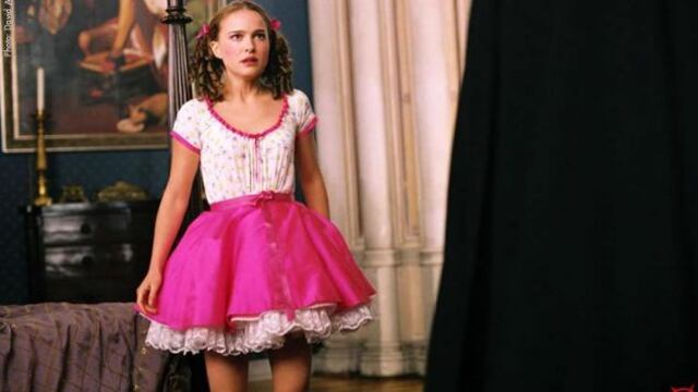 Natalie Portman vestida de colegiala en 'V de Vendetta' y evocando una imagen provocativa para el abuso de menores con la que ligan a la tendencia Coquette