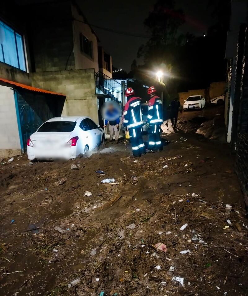Tormenta y fuertes lluvias pasa factura a varios sectores de Quito.