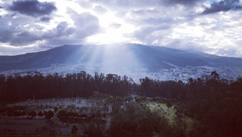 En la Sierra. Un atardecer en Quito, con el sol ocultándose tras sus majestuosas montañas.