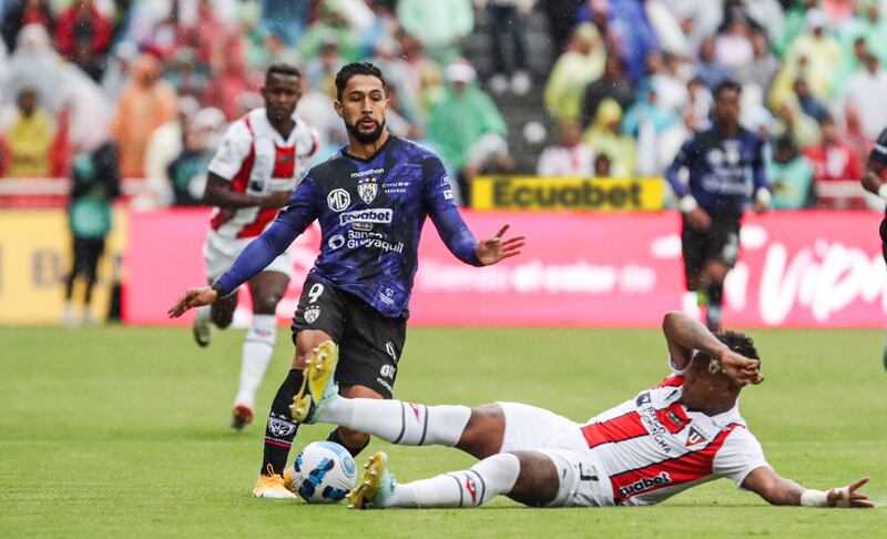 Jeison Medina ante Richard Mina en la final de ida de LigaPro