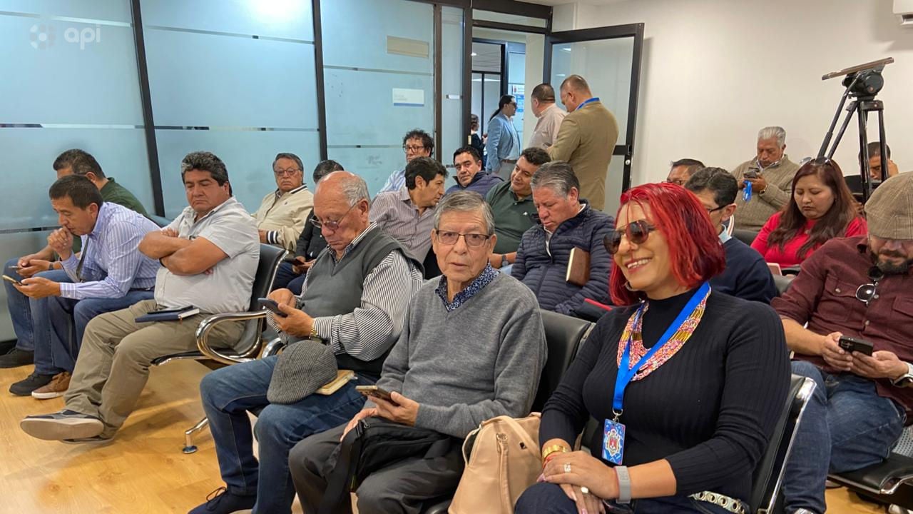 Quito, martes 5 de mayo del 2026
Reunión con Consejales de los transportistas que racionalizaron sus frecuencias de recorridos en la ciudad de Quito.
Foto:API / Jorge Aguirre