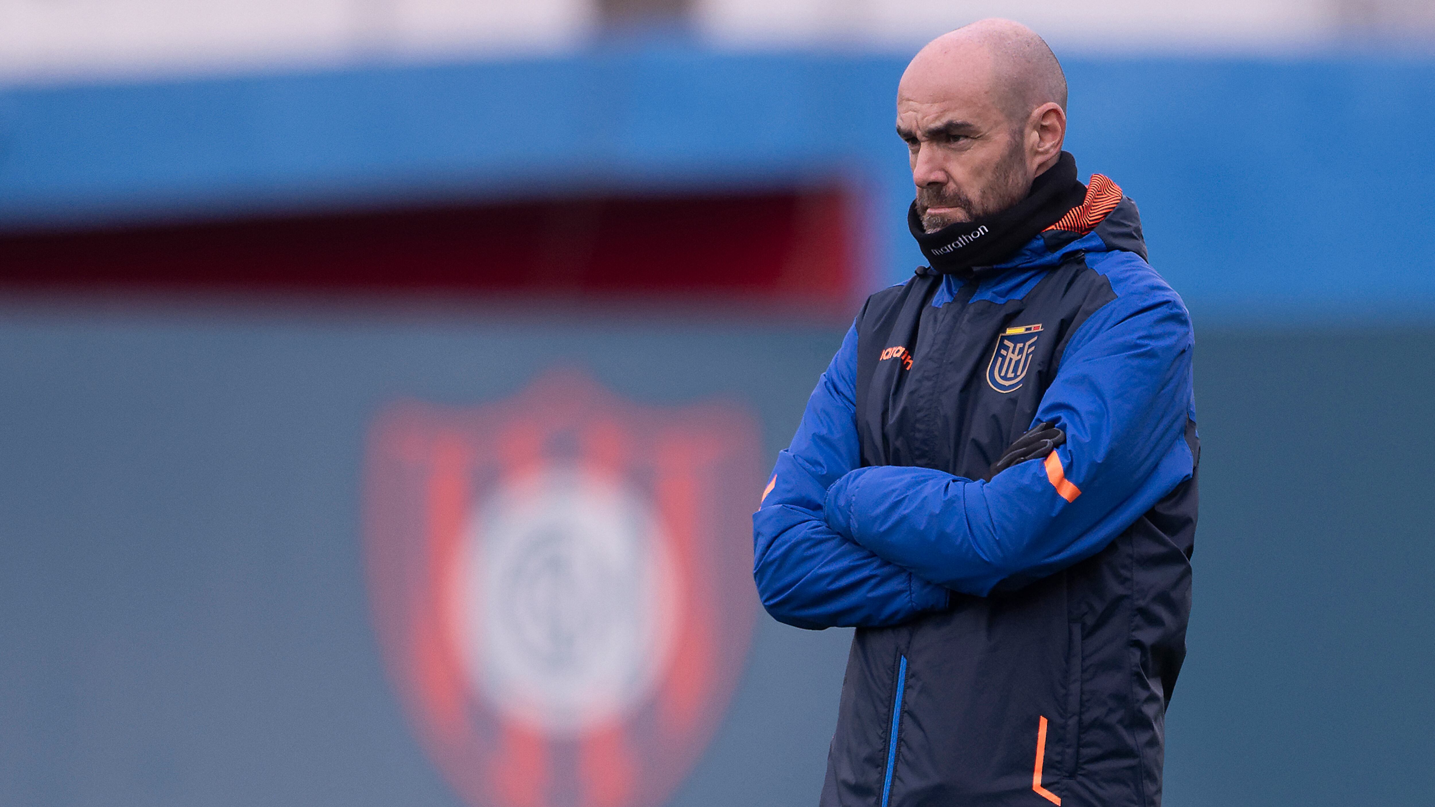 AME6685. BUENOS AIRES (ARGENTINA), 04/09/2023.- El seleccionador de Ecuador, el español Félix Sánchez Bas, observa un entrenamiento hoy, en el complejo del equipo San Lorenzo de Almagro en Buenos Aires (Argentina). Ecuador está centrada en comenzar la disputa de las eliminatorias sudamericanas del Mundial 2026 y no en los tres puntos de sanción con los que arrancará la competición a raíz del 'caso Castillo'. La selección ecuatoriana enfrentará este jueves a Argentina y, cinco días después, en casa a Uruguay. EFE/ Matías Napoli Escalero