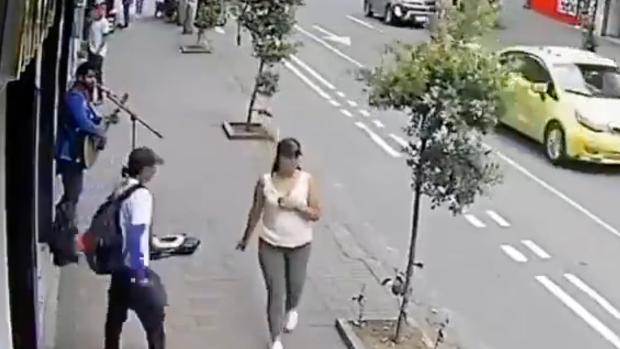 Video muestra a sujeto atacando a mujeres con una jeringa en la calle.