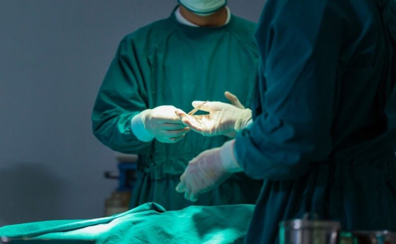 Se hizo pasar por cirujano plástico y le causó dolor y sangrado no controlado en el rostro a su víctima.