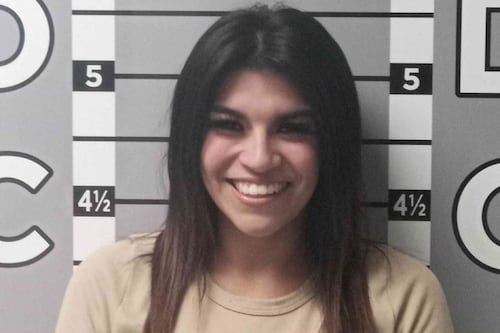 ¡Venganza con estilo! Mujer destroza el auto de su ex usando sal y brillantina