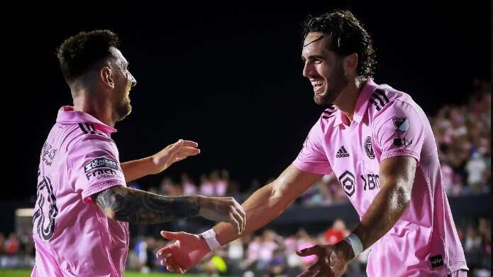 Leonardo Campana y Lionel Messi