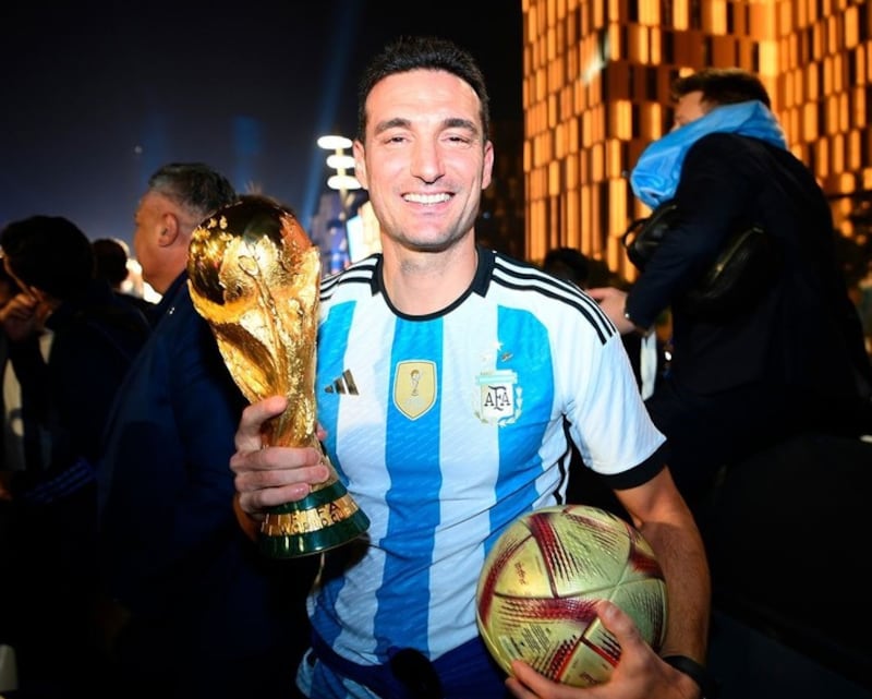 El profesor Scaloni con la copa del mundo que ganó con su selección el 18 de diciembre de 2022 en Catar.