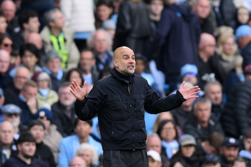 Pep Guardiola lleva al Manchester City de la mano en 'pelea' frontal por el título de la Premier League 2025-2026.