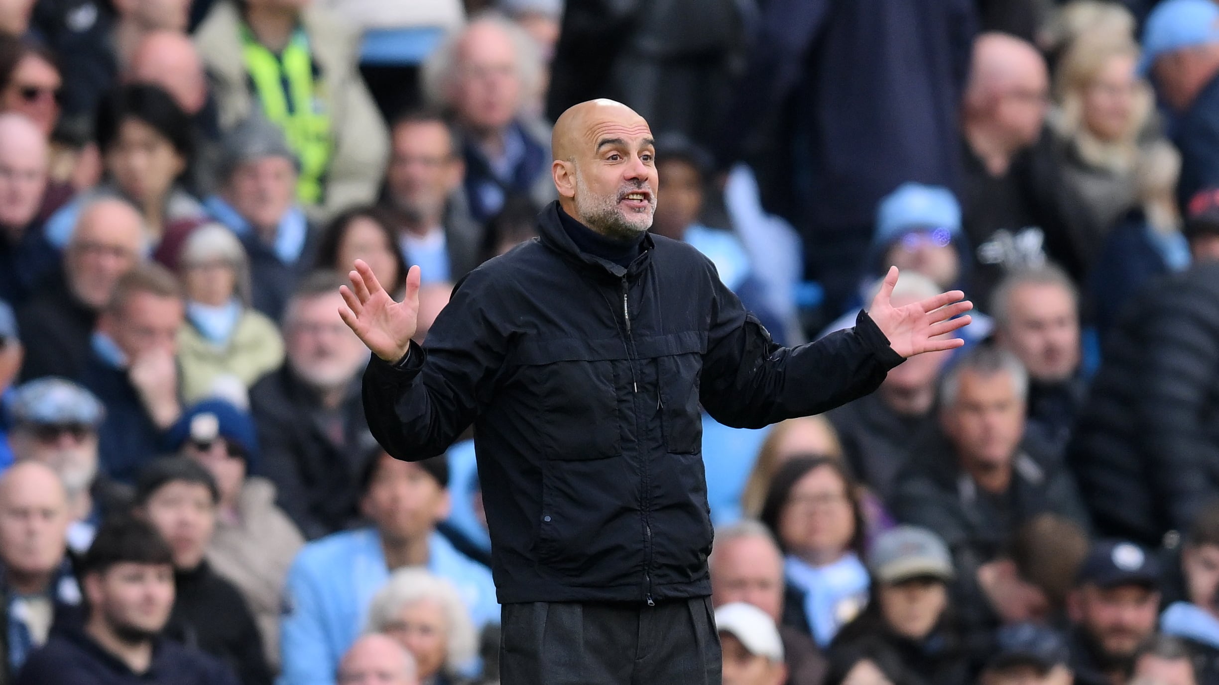 Pep Guardiola lleva al Manchester City de la mano en 'pelea' frontal por el título de la Premier League 2025-2026.