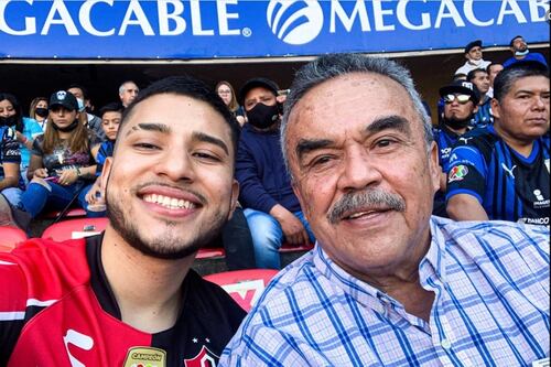 La verdadera historia de la foto viral del supuesto joven ciego y su abuelo