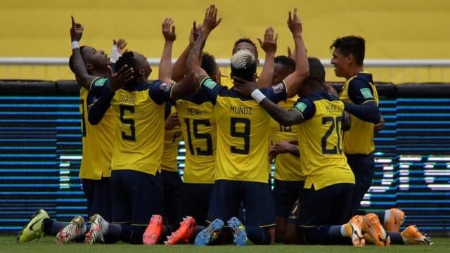 Ecuador festeja su gol ante Perú en Eliminatorias